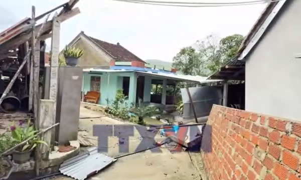 Sạt lở núi gây sập và hư hại nghiêm trọng nhà cửa ở Đắk Lắk 