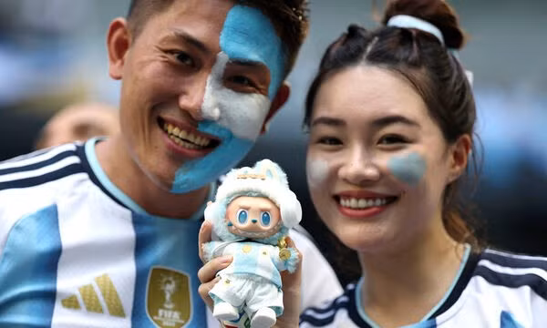 Cổ động viên Argentina mở tiệc ăn mừng ngay bên ngoài sân Miami