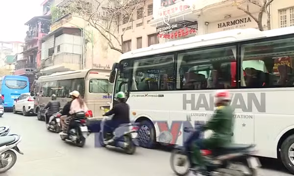 Tour du lịch xáo trộn khi Hà Nội hạn chế xe khách trên 28 chỗ