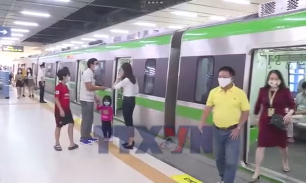Chi phí nhiên liệu gây áp lực, người dân chuyển dịch sang metro