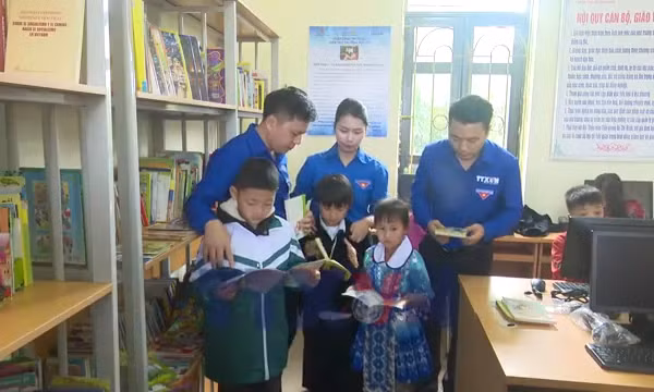 Trao tặng 'Tủ sách Đinh Hữu Dư' tại Thái Nguyên