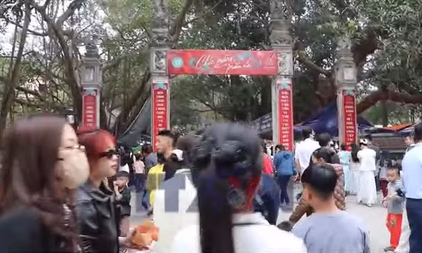 Du khách trảy hội chùa Phật Tích