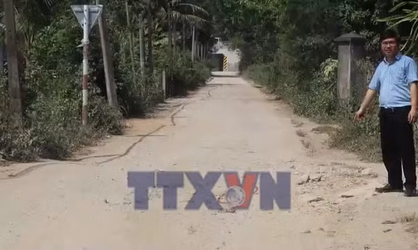 Người dân mòn mỏi chờ hoàn trả đường dân sinh