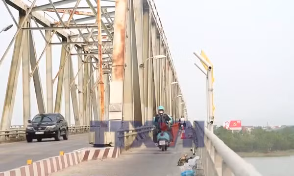 Hà Tĩnh lắp đặt lưới an toàn, đèn LED mỹ thuật tại cầu Bến Thủy 1