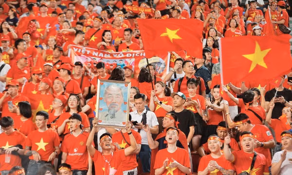 CĐV Việt Nam nhuộm đỏ sân Rajamangala 'tiếp lửa' cho U22 Việt Nam