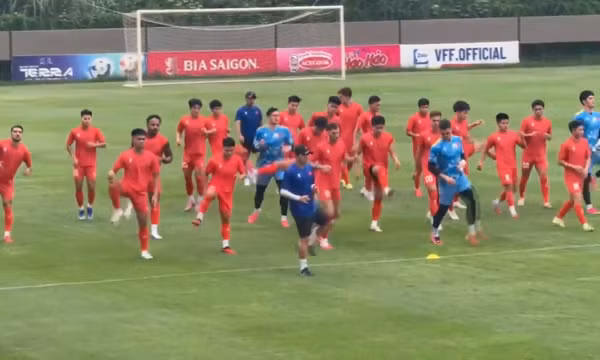 Nhật ký ASEAN Cup 2026 ngày 25/8: HLV Kim Sang Sik tính phương án mới cho chung kết lượt về