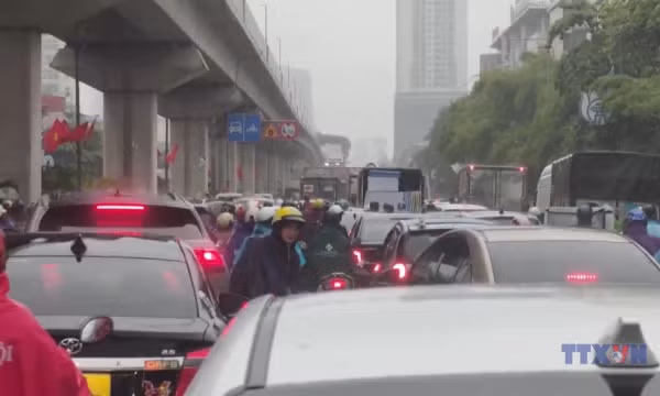 Hình ảnh nhiều tuyến đường Hà Nội bị ngập do mưa lớn