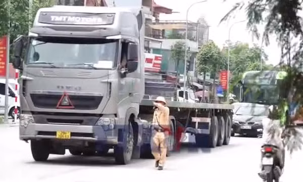 Hà Nội kiểm tra, chấn chỉnh tình trạng xe quá tải trên đường Lê Hữu Tựu