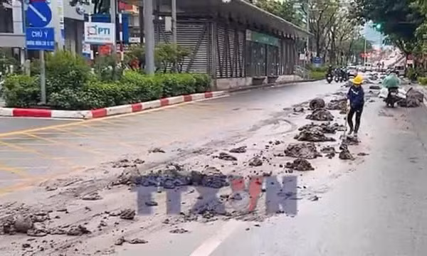 Phạt 34,5 triệu, cắt bỏ thành thùng xe tải làm rơi vãi bùn đất