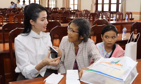 Đồng Tháp tặng điện thoại thông minh cho người có công với cách mạng