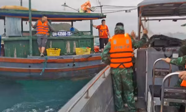 Bộ đội đồn Biên phòng cứu 4 ngư dân gặp nạn trên vùng biển Cô Tô