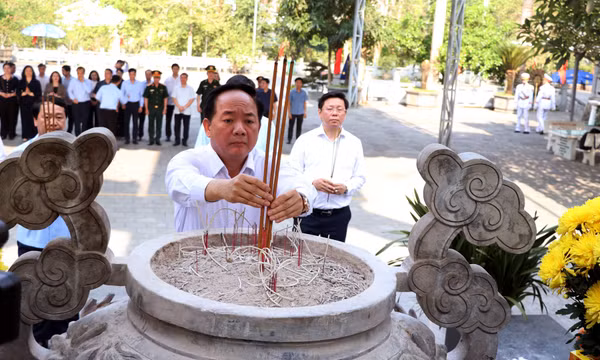 Trưởng Ban Tuyên giáo và Dân vận Trung ương tặng quà gia đình chính sách