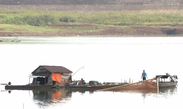 Khó khăn bủa vây nghề nuôi cá lồng bè trên lòng hồ Thác Mơ