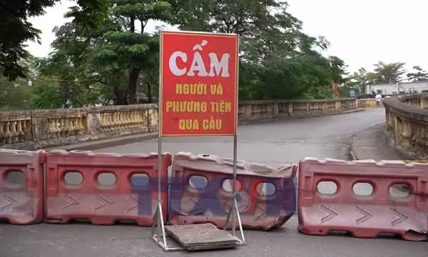 Hà Nội ùn tắc giao thông khi cầu Long Biên tạm ngừng lưu thông