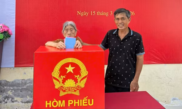 Cụ bà 100 tuổi tự tay bỏ phiếu