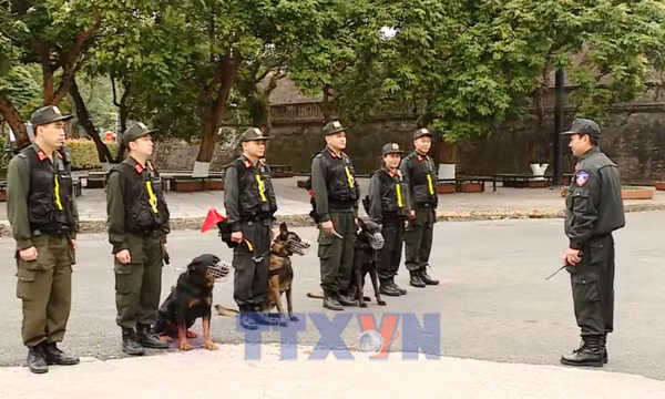 'Lá chắn thép' Cảnh sát cơ động giữa mùa đông giá rét