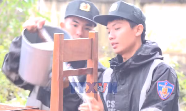 Công an hỗ trợ dọn vệ sinh trường học sau mưa lũ 