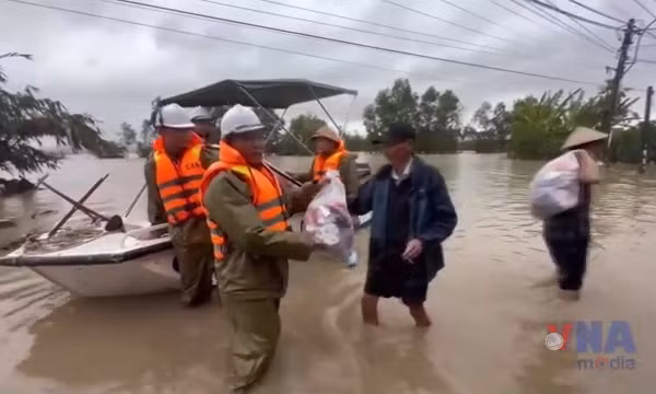Những túi quà mang hơi ấm đến với người dân vùng lũ