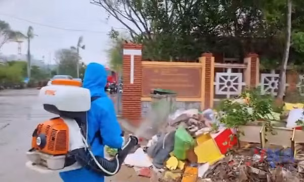 Ngành Y tế Gia Lai nỗ lực xử lý môi trường hậu lũ rút