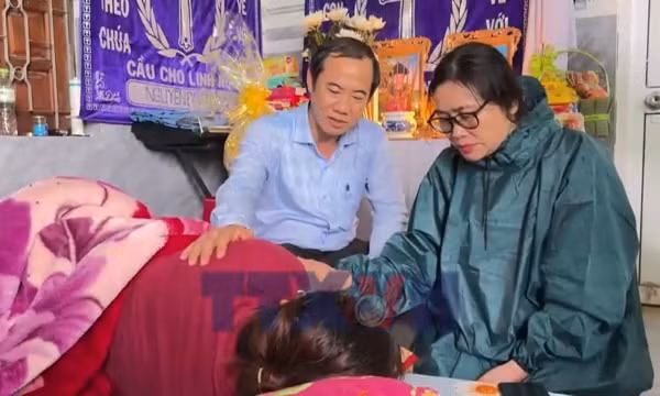 Chia sẻ khó khăn, mất mát với người dân vùng lũ Tuy An Đông
