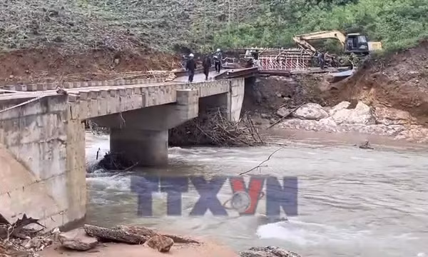 Lắp cầu dầm thép qua cầu Nước Bao bị lũ cuốn trôi