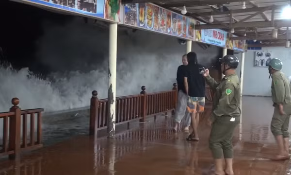Sóng biển dâng cao làm sạt lở kè ven biển Mũi Né, nhiều khu vực phải di dời