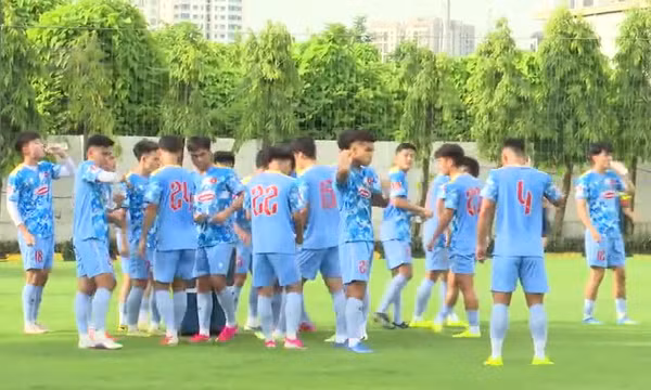 Viktor Lê sung sức trong ngày đầu tập trung cùng U23 Việt Nam