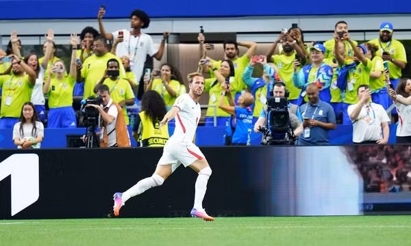 Cổ động viên Anh tự hào về màn trình diễn của Harry Kane