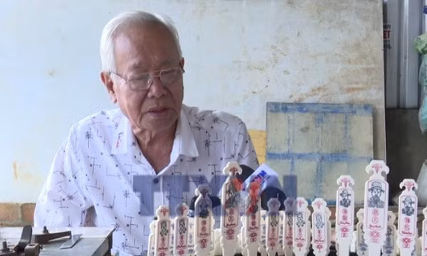 Giữ lại ký ức Tết xưa bằng nghề làm xăm hường truyền thống