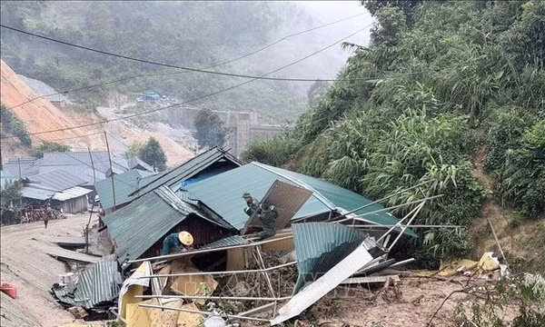 Hình ảnh lũ quét cuốn trôi nhiều nhà dân ở Mường Than