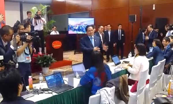Thủ tướng thăm Trung tâm Báo chí Đại hội XIV của Đảng