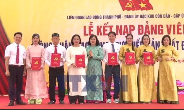 Kết nạp Đảng cho công nhân dịp sinh nhật Bác