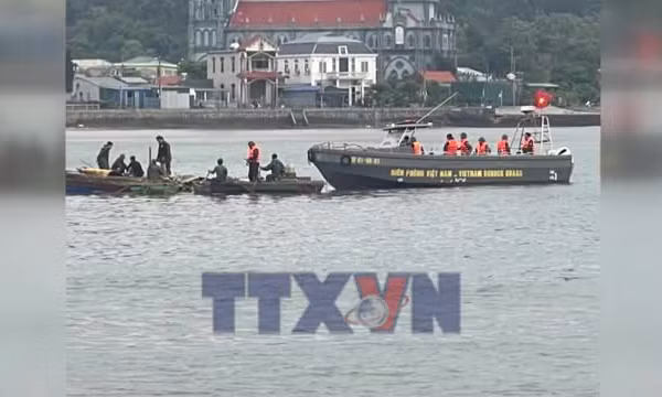 Dông lốc tại Cô Tô khiến 2 mẹ con tử vong