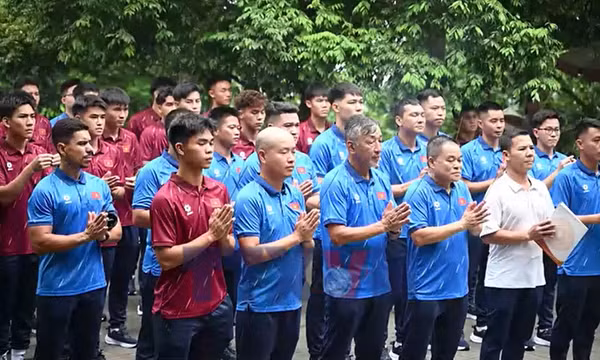 Đội tuyển U20 Việt Nam dâng hương tưởng niệm các Vua Hùng