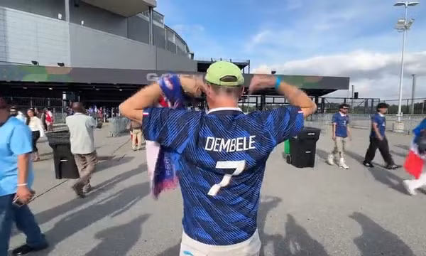Cổ động viên Pháp ngất ngây vì Dembele lập hat-trick trước Na Uy