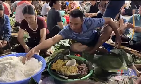 Xuyên đêm gói bánh cứu trợ đồng bào vùng lũ