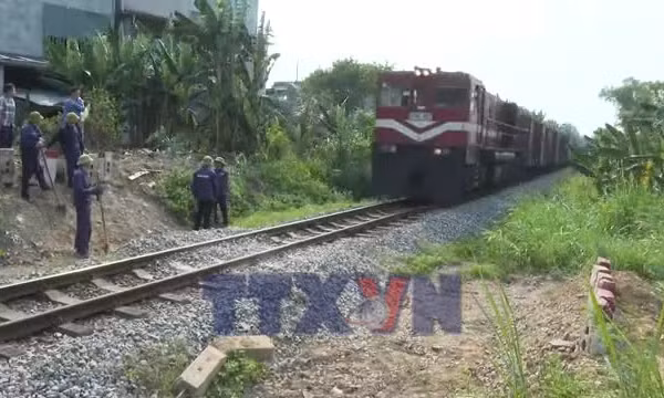 Hiểm họa từ lối đi tự mở trên tuyến đường sắt