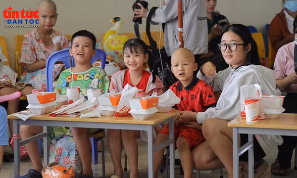 Nơi hành lang bệnh viện thắp lên niềm vui cho bệnh nhi ung thư