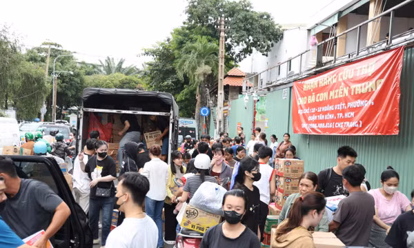 TP Hồ Chí Minh chuyển hàng trăm tấn hàng chovùng lũ