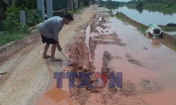 Dự án Xử lý sự cố sạt lở đê tả sông Càn chưa hoàn thành gây khó khăn cho người dân