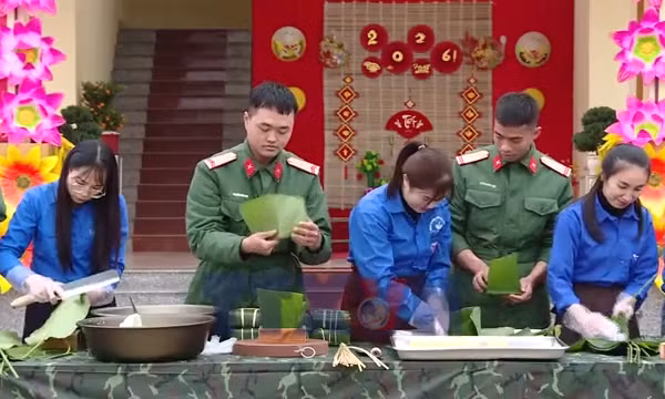 Bộ đội vui Tết, đón xuân