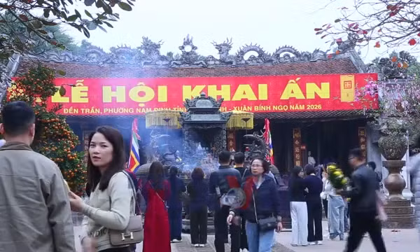 Đông đảo người dân, du khách tới đền Trần dịp đầu xuân