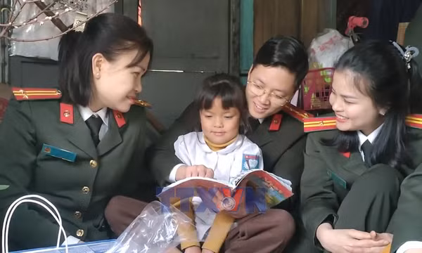 Tết ấm yêu thương trên dòng sông Cầu