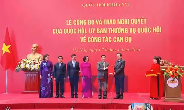 Công bố và trao Nghị quyết về công tác cán bộ