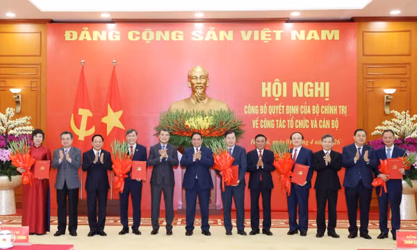 Công bố Quyết định của Bộ Chính trị về công tác tổ chức và cán bộ của 5 cơ quan