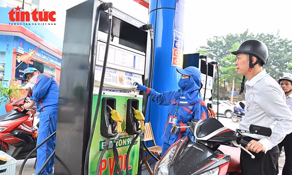 Ghi nhận ngày đầu bán xăng E10 trên cả nước