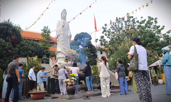 Người dân TP Hồ Chí Minh nô nức đi chùa cầu an dịp Tết Nguyên tiêu