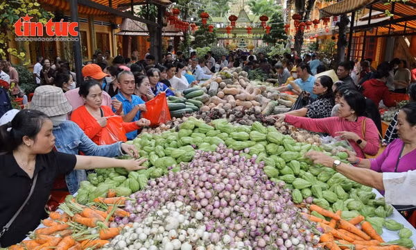 Hàng trăm Phật tử nhận lộc đầu năm từ chùa Chantarangsay