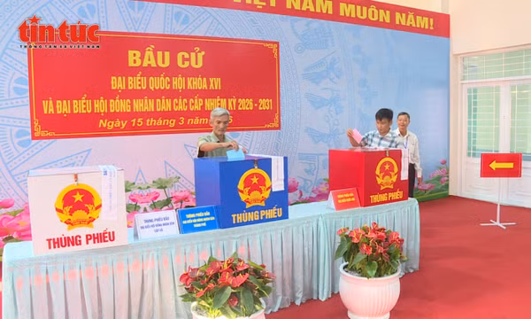 Cử tri TP Hồ Chí Minh phấn khởi thực hiện quyền công dân