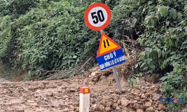 Tuyến đường độc đạo đi Cửa khẩu Quốc tế Nậm Cắn tê liệt vì sạt lở đất